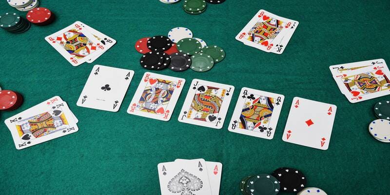 Poker được mọi người tham gia nhiều